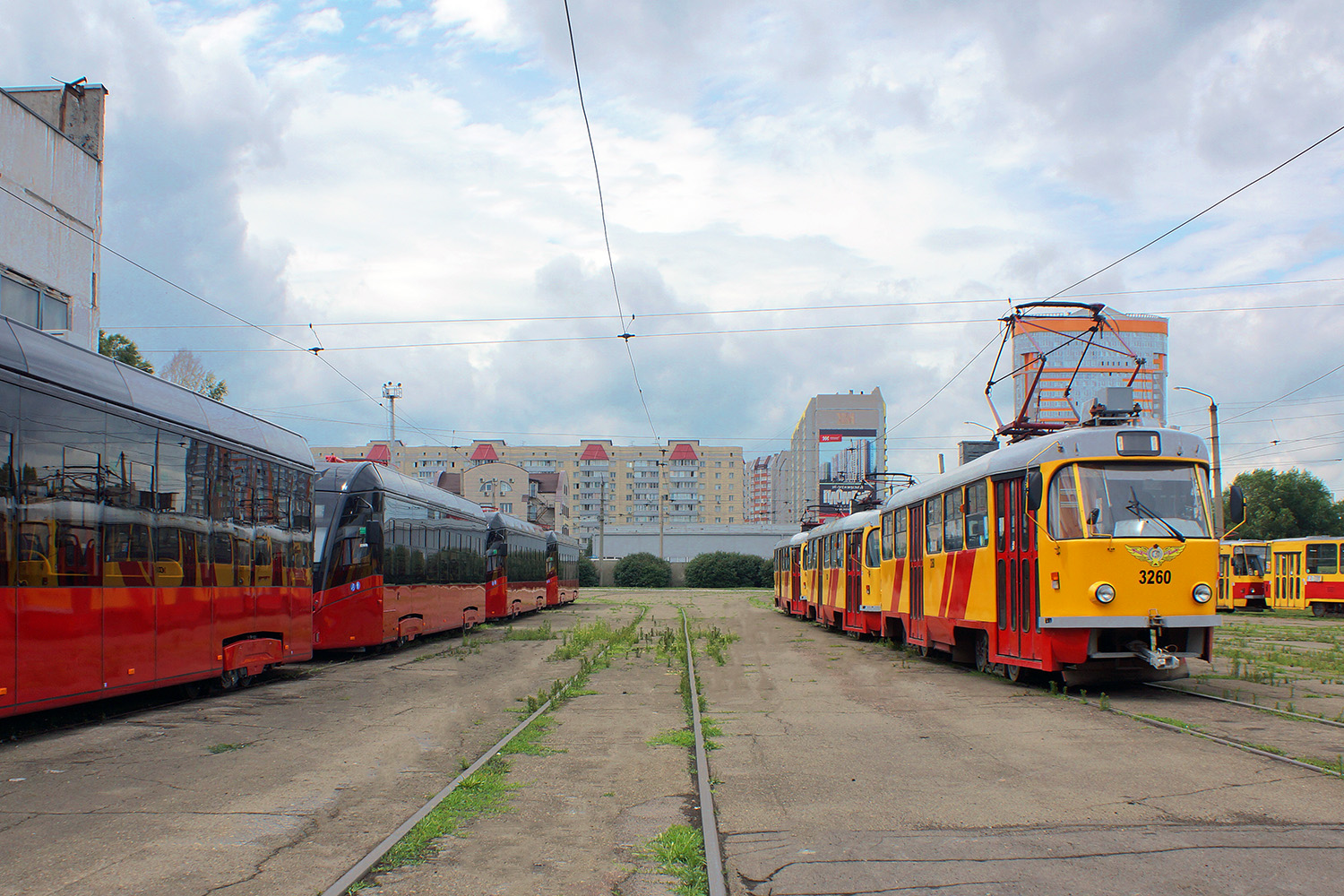 Барнаул, БКМ 802Е (Т811) № 3305; Барнаул, Tatra T3SU КВР Барнаул № 3260