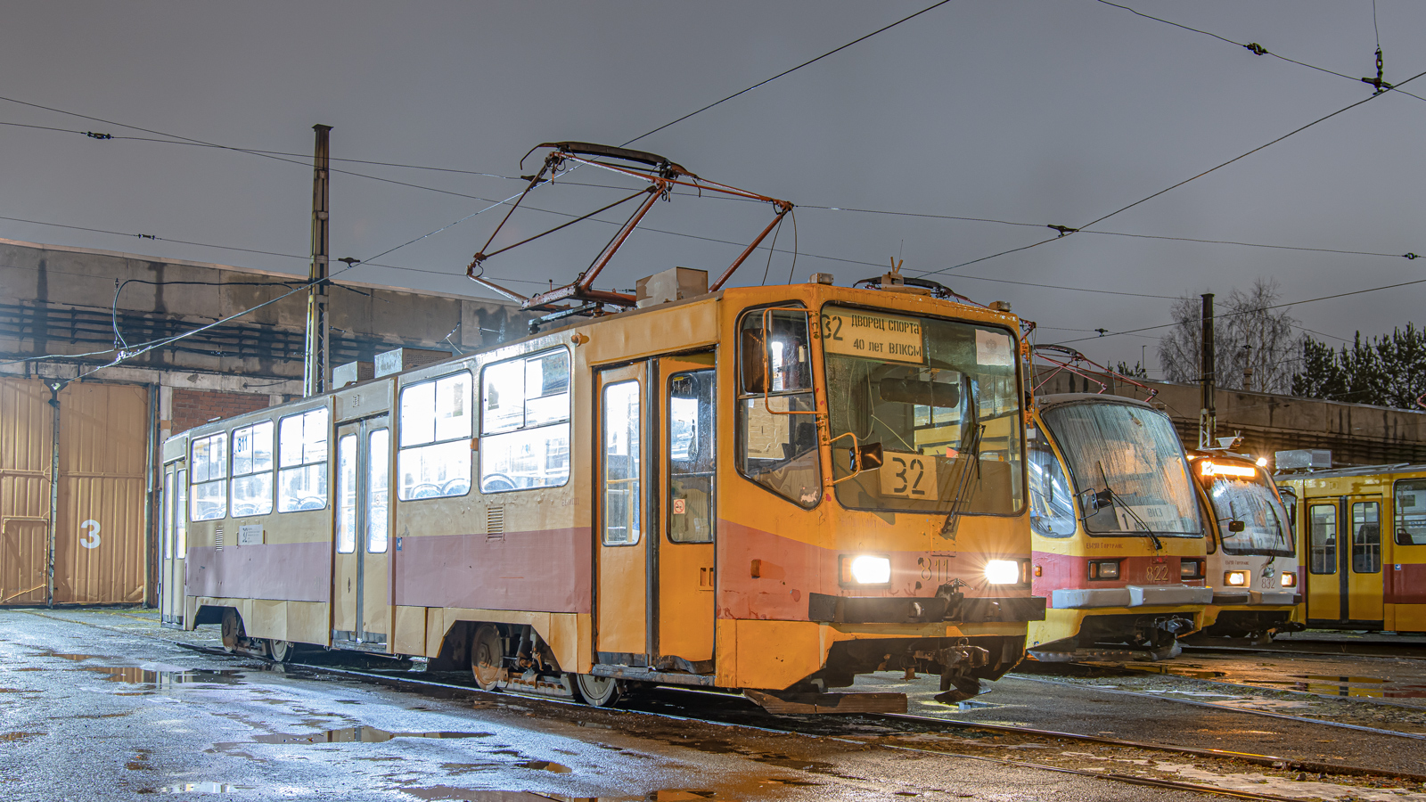 Екатеринбург, 71-402 № 811