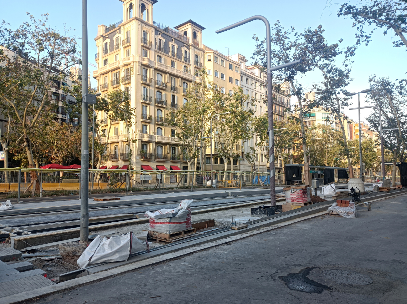 Barcelona — Construction of the connection between the two tram lines on Diagonal