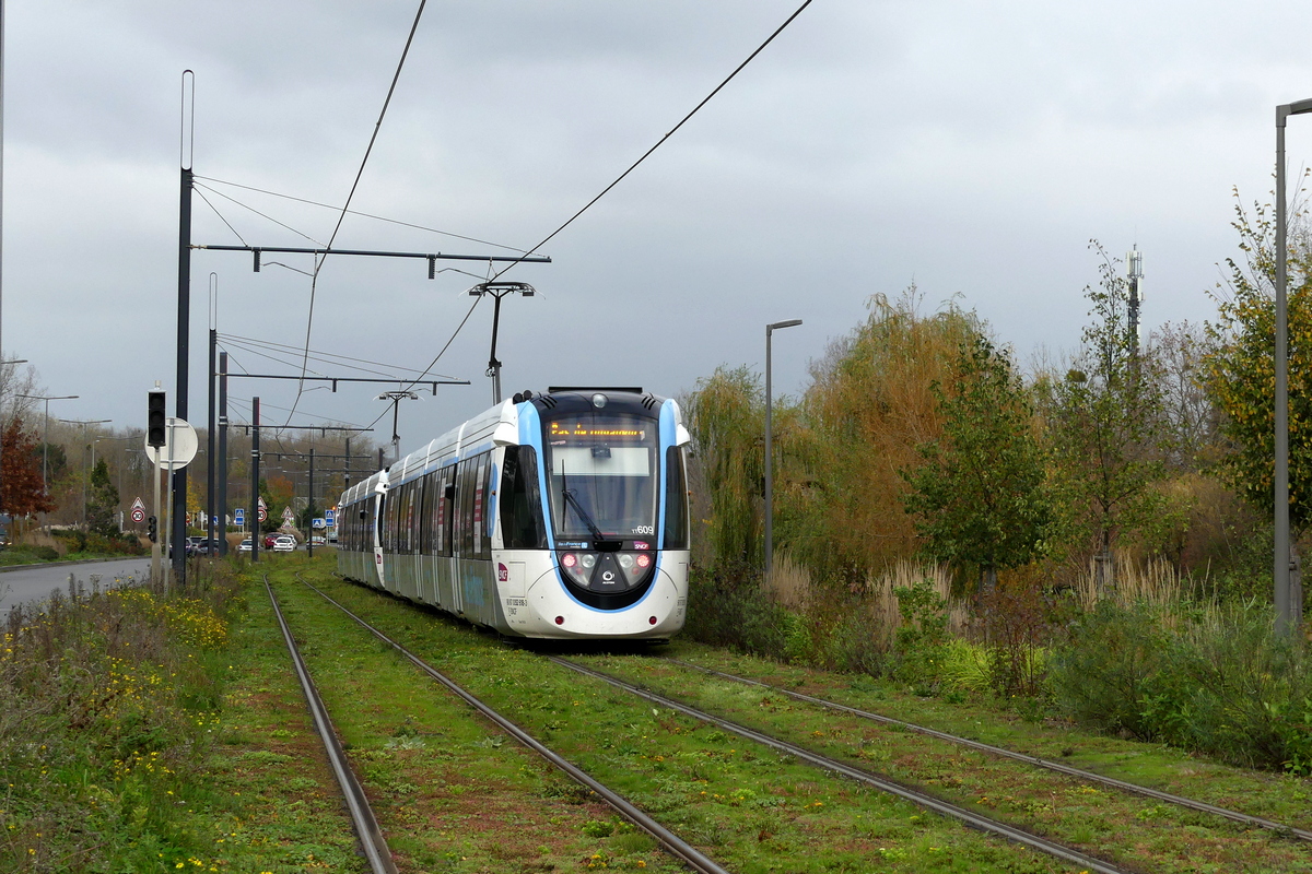 Большой Париж -  Версаль -  Ивелин, Alstom Citadis Dualis № TT609; Большой Париж -  Версаль -  Ивелин — Tram line T12