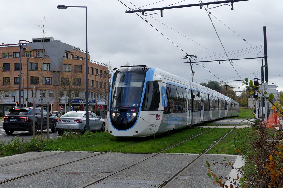 Париж -  Версаль -  Ивелин, Alstom Citadis Dualis № TT611; Париж -  Версаль -  Ивелин — Tram line T12
