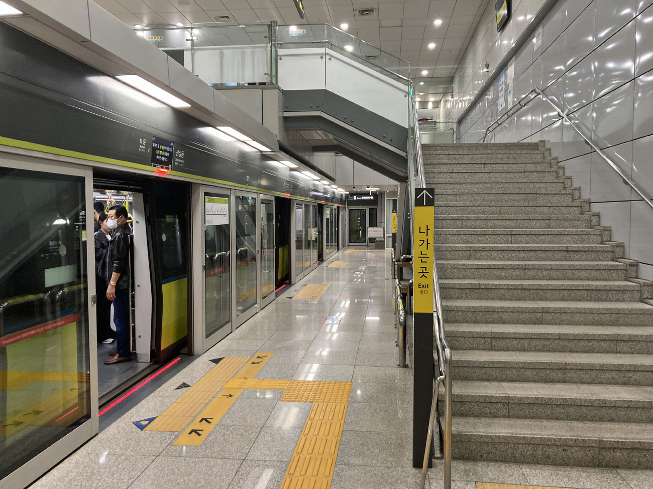 Seoul — Ui-sinseol light rail (우이신설선)