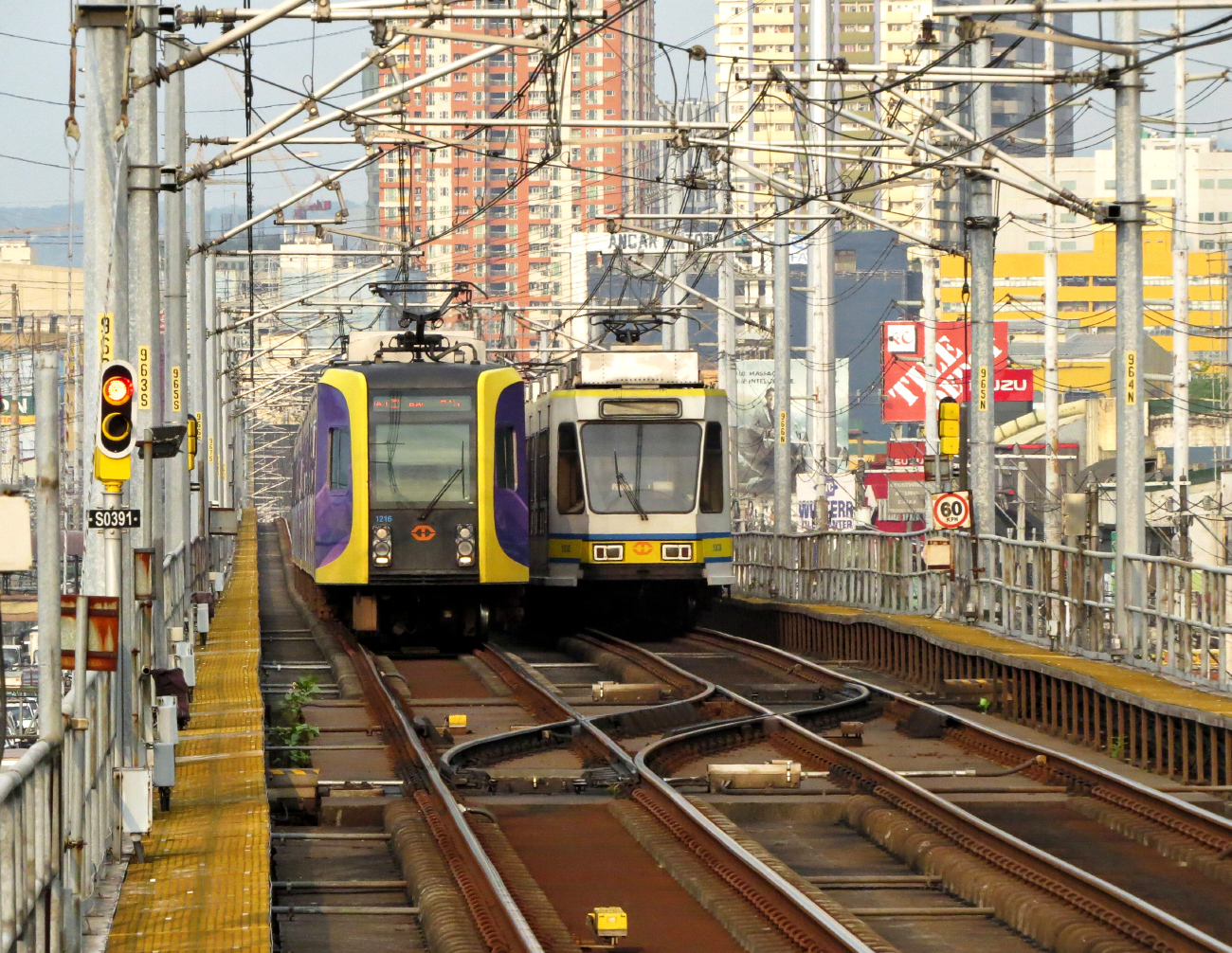 Манила, Kinki Sharyo/Nippon Sharyo Manila LRT-1 № 1216; Манила, BN LRV Manila № 1030