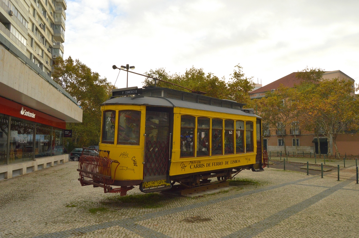 Лиссабон, Carris 2-axle motorcar (Standard) № 525; Лиссабон — Трамвай — Памятники