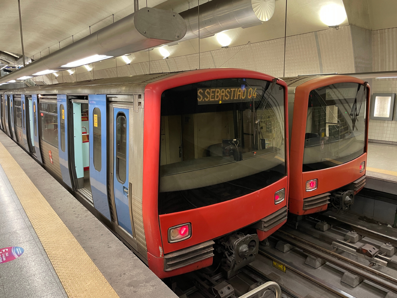 Лиссабон, ML97 № M512; Лиссабон, ML90 № M231; Лиссабон — Metro — Linha Vermelha; Лиссабон — Metro — Подвижной состав