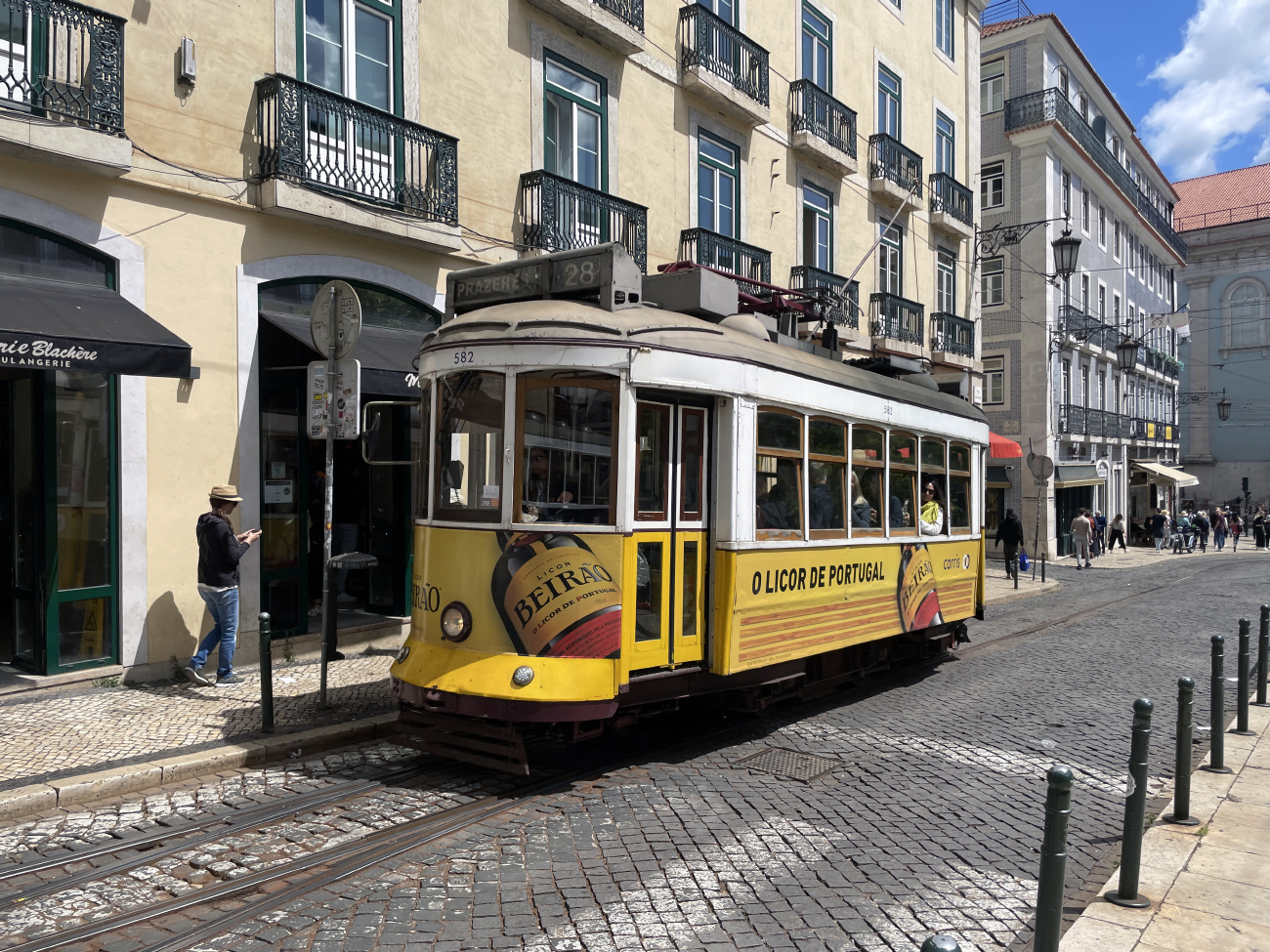 Lisbon, Carris 2-axle motorcar (Remodelado) # 582