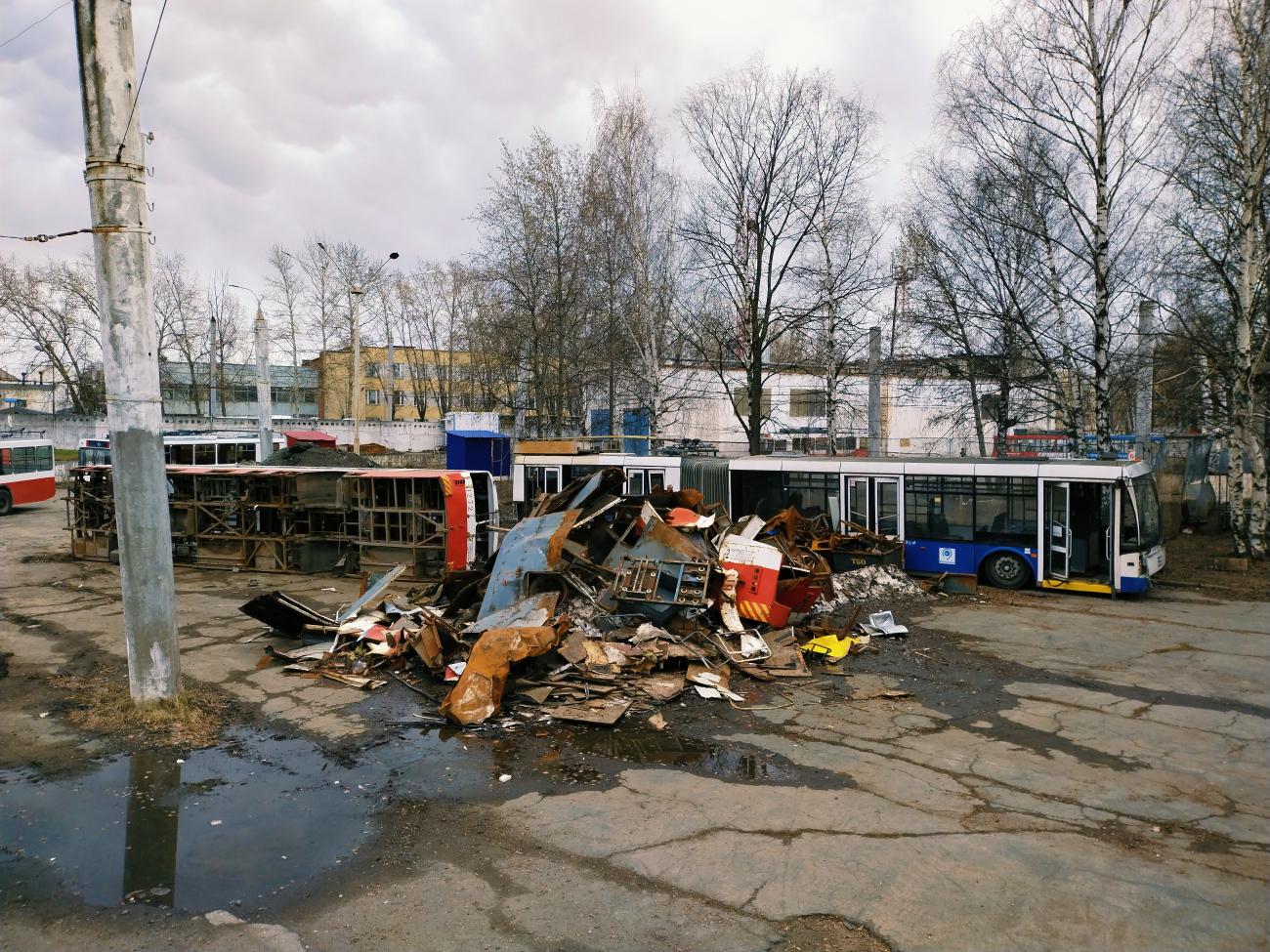 Ижевск, ЗиУ-682В-012 [В0А] № 1272; Ижевск, Тролза-6206.01 «Мегаполис» № 1444